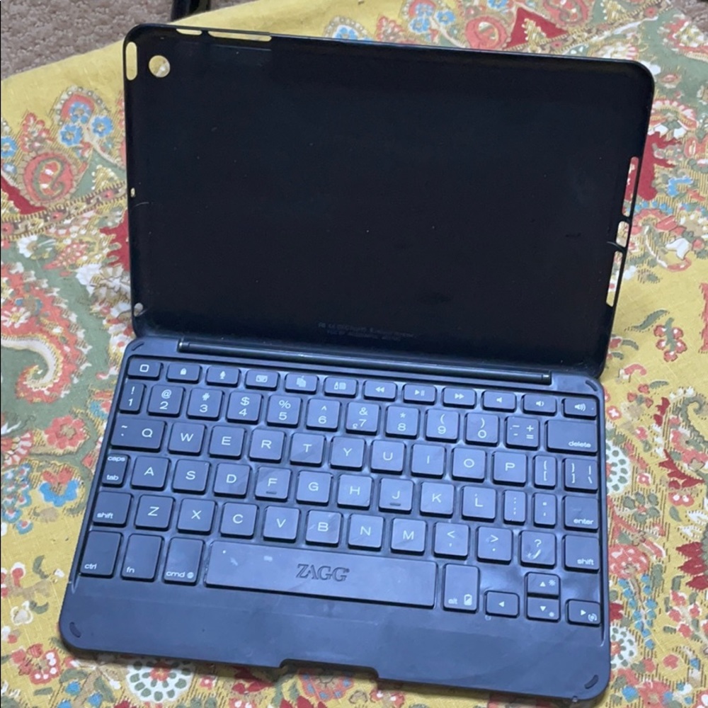 Mini iPad case with keyboard